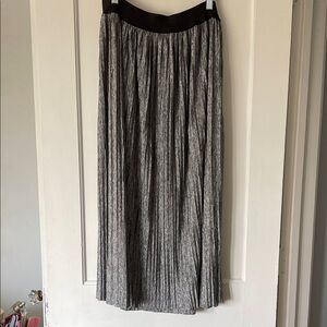 Metro Wear gray,black,pleated Metallic-Look Midi Skirt. Size M. EUC